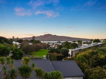 CHARMING ORAKEI WEATHERBOARD HOME - SEA VIEWS