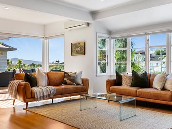 CHARMING ORAKEI WEATHERBOARD HOME - SEA VIEWS