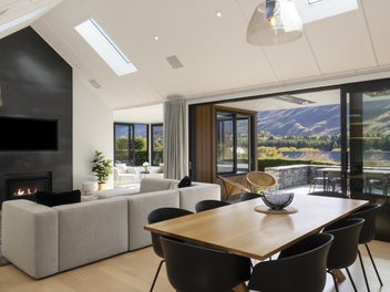 SINGLE LEVEL LIVING WITH ELEVATED VIEWS