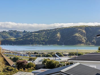 SUN SOAKED JEWEL ON THE RISE - RV $940,000