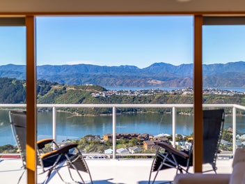 Light Filled Living. Exceptional Views