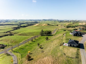 Immaculate lifestyle living with two houses