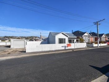 Low Maintenance New Townhouse in Prime Location