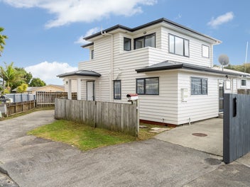 3 Homes - 1 Title - 1,017m2| Endless Potential