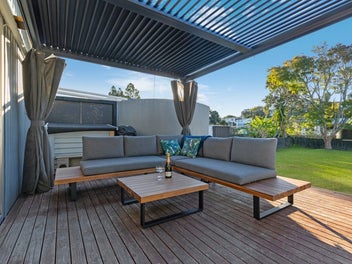 Freehold, full site, walk to the beach!