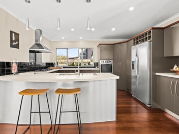 Private architectural living with sun and space