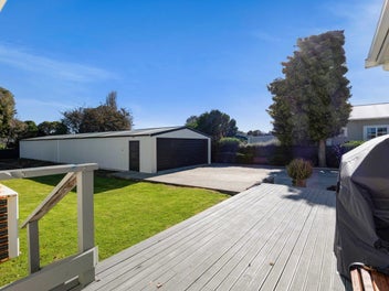 Large 6 Bed Home & Garaging + 196m2 Shed!