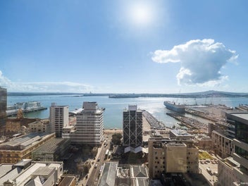 Luxury City Living with Iconic Harbour Views