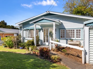 Character Family Home & Income on 921m2