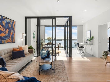 Luxury City Living with Iconic Harbour Views