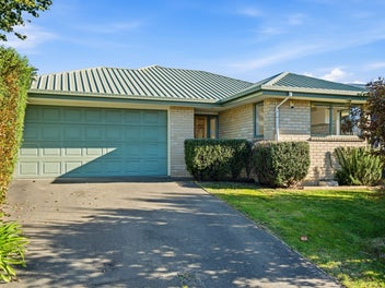 Easy living, Convenience, and a Great Location!