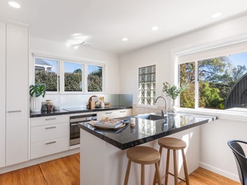 1950s Charm, Character & Sun-Soaked Living