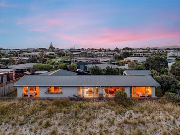 A GENUINE KIWI GETAWAY ON THE BEACHFRONT