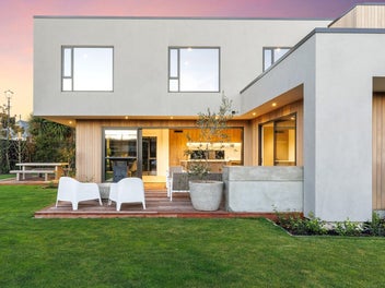 Meet me at Mona Vale