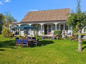 Cottage Charm and Calm in Rangatira