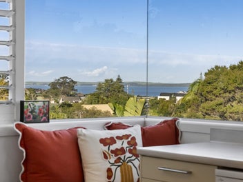 MODERN LIVING, SEA VIEWS & RANGI ZONE!