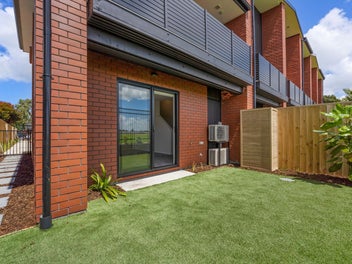 End Townhouse, Racecourse views & Sun!