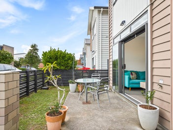 Stand Out From The Crowd: Garaging + Office!