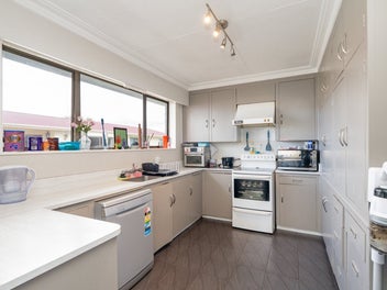 Spacious, Sunny & Superbly Located