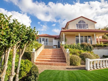 Dual Living with Panoramic Views