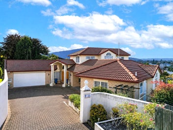 Dual Living with Panoramic Views