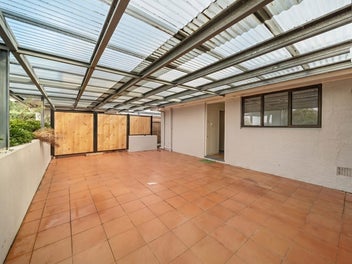 2 Bed Tidy Unit Low Maintenance!