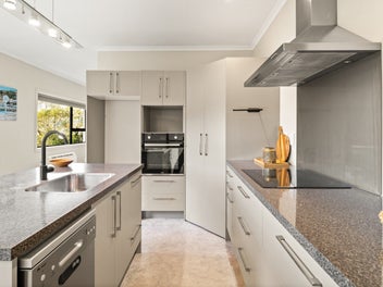 Big Flat section, Modern House, Good Garaging