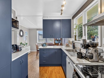 DOUBLE GARAGE PLUS STUDIO WITH OWN BATHROOM