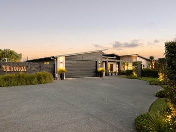 TIROROA - LIFESTYLE LUXURY & MAGIC RURAL VIEWS!
