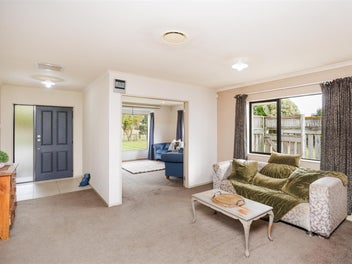 TEAM LEWIS - STUNNING PROPERTY NEAR TOWN BOUNDARY