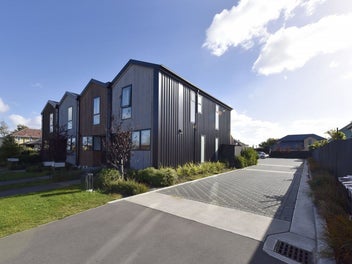 Trendy Townhouse In Popular Saint Albans