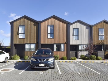 Trendy Townhouse In Popular Saint Albans