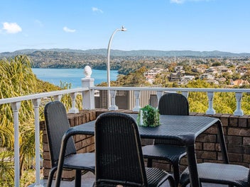 Prestigious Lynfield Living with Harbour Views