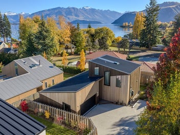 Walk to the Lake. Walk to Town. Prime Eely Point.