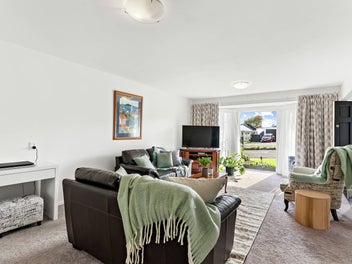 Single level, 2 bedrooms!