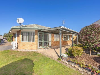 Quiet Setting with Easy Access to Town