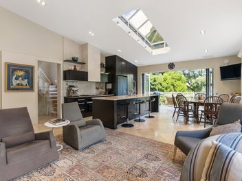 Modern Concrete Masterpiece in Prime DGZ Parnell