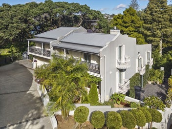 Massive Family Freedom: 5 Bedrooms & 3 Garages