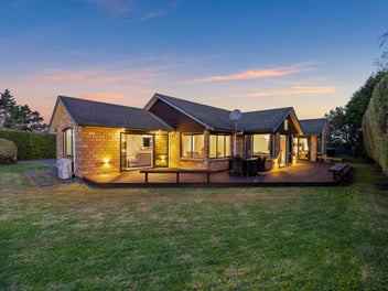 SUPER PRIVATE HINUERA STONE RESIDENCE