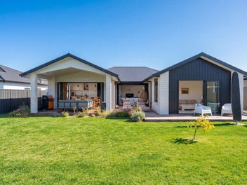 Relocating Vendor Instructs Urgent Sale