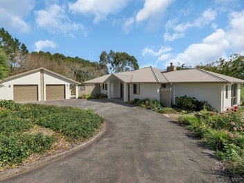 Executive Family Home Plus Garaging & Sheds