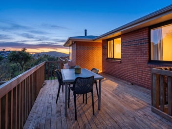 Private Bush Retreat with Views & Dual Living