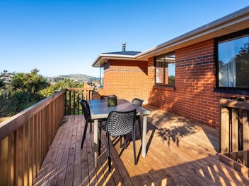 Private Bush Retreat with Views & Dual Living