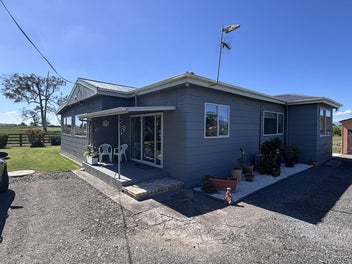 1/2 acre lifestyle opportunity