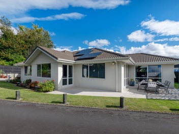 Private & Sunny Family Living in a Prime Location