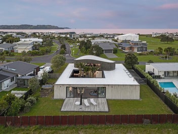 RE-WRITING BEACH LIVING