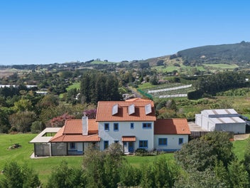 Hill top retreat with views and true scale