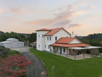 Hill top retreat with views and true scale