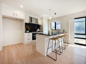 Stylish Home Two Master Bedrooms Ton of Space