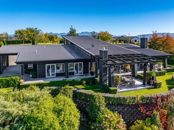 Trophy home - Marlborough Ridge